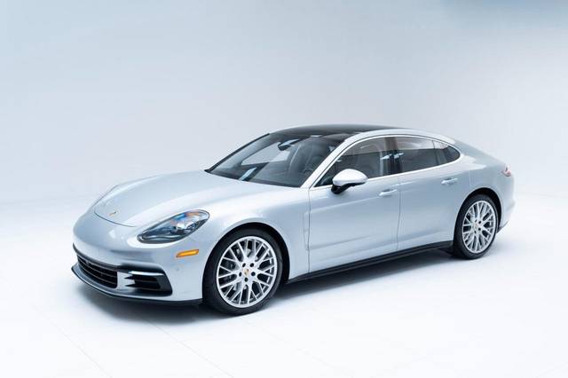 2019 Porsche Panamera  RWD photo