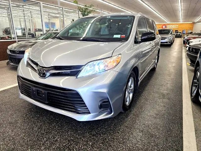 2020 Toyota Sienna LE FWD photo