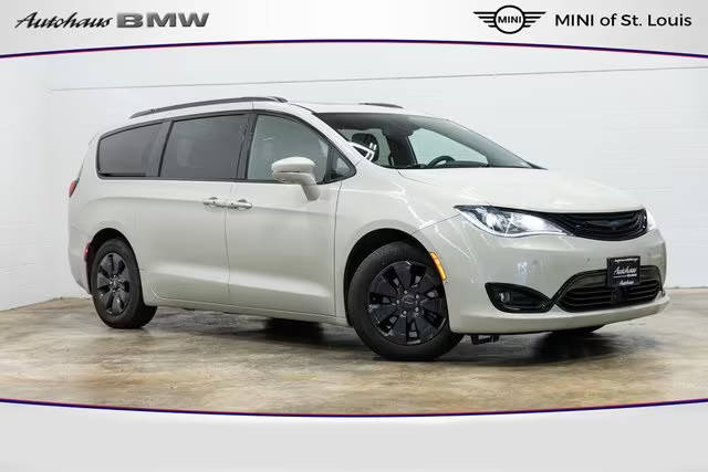 2019 Chrysler Pacifica Minivan Hybrid Limited FWD photo