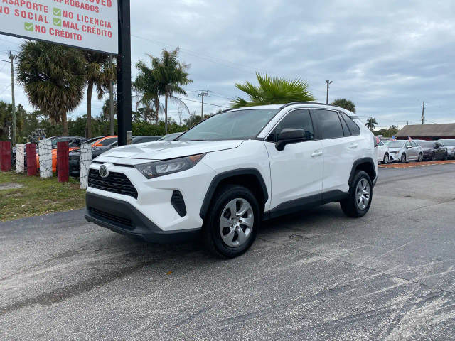2019 Toyota RAV4 LE FWD photo