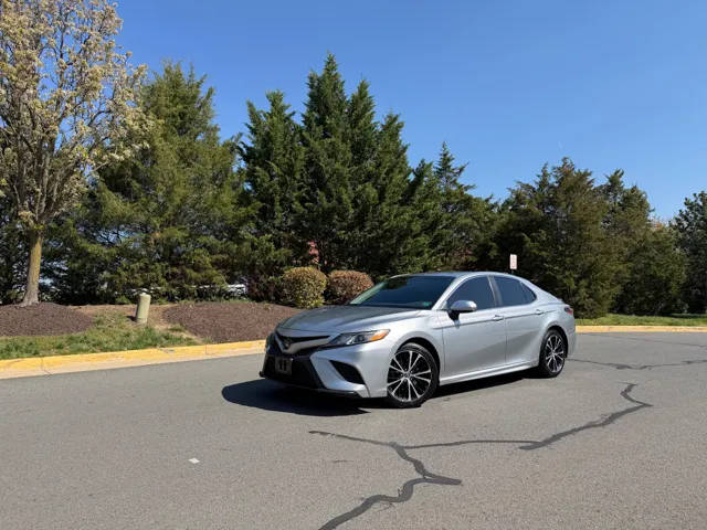 2019 Toyota Camry SE FWD photo