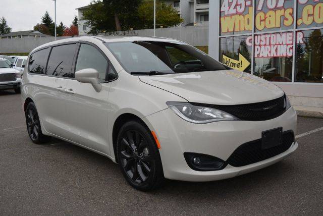 2019 Chrysler Pacifica Minivan Touring Plus FWD photo