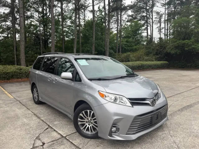 2018 Toyota Sienna XLE FWD photo