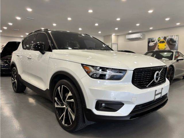 2020 Volvo XC40 R-Design FWD photo