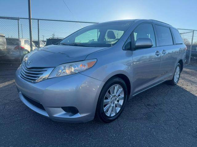 2015 Toyota Sienna LE AWD photo