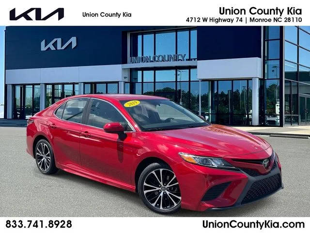 2019 Toyota Camry SE FWD photo