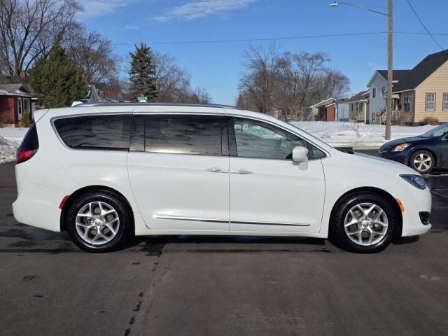 2018 Chrysler Pacifica Minivan Touring L Plus FWD photo