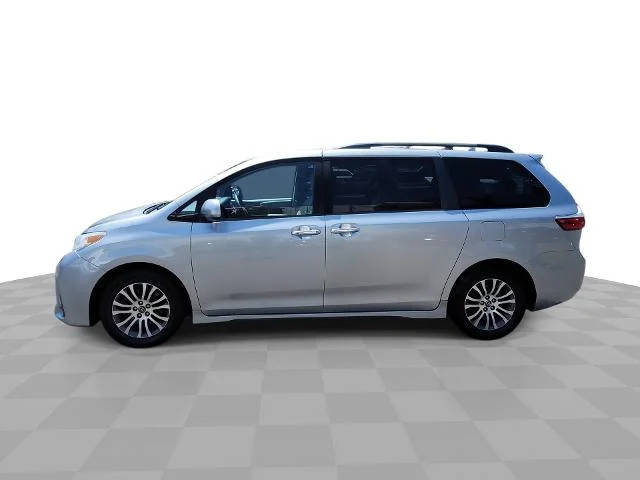 2019 Toyota Sienna XLE FWD photo