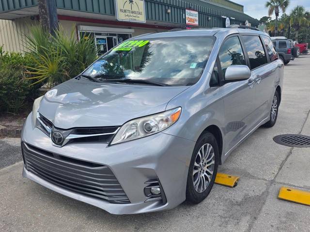 2018 Toyota Sienna XLE FWD photo
