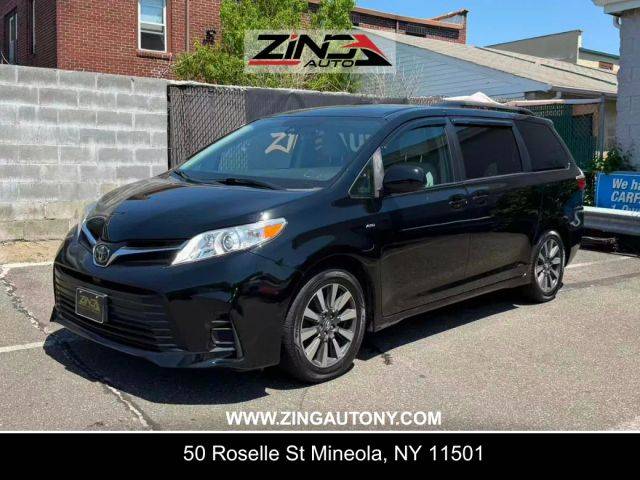 2020 Toyota Sienna LE AWD photo