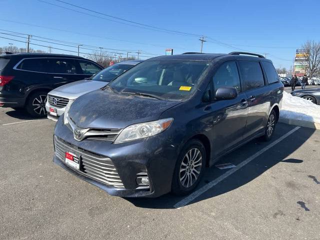 2020 Toyota Sienna XLE FWD photo