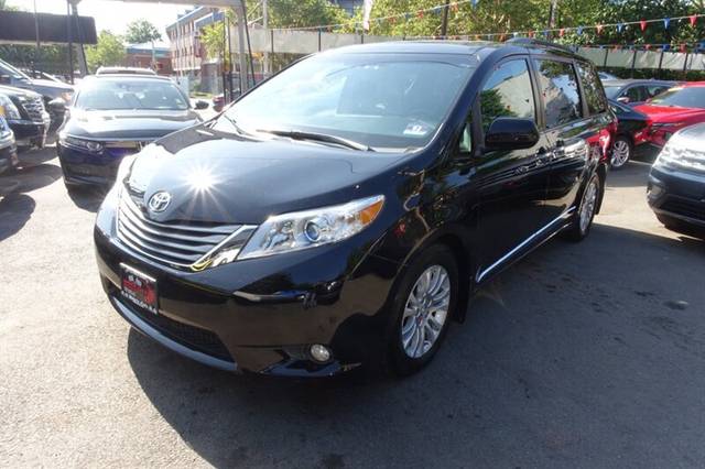 2015 Toyota Sienna XLE FWD photo