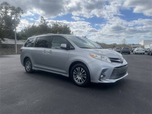 2019 Toyota Sienna XLE FWD photo