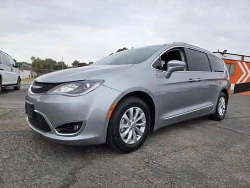 2018 Chrysler Pacifica Minivan Touring L FWD photo