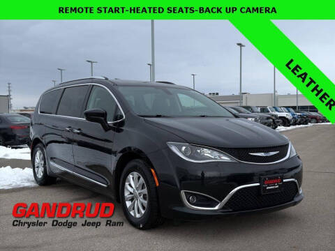2018 Chrysler Pacifica Minivan Touring L FWD photo