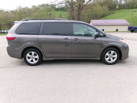 2019 Toyota Sienna LE FWD photo