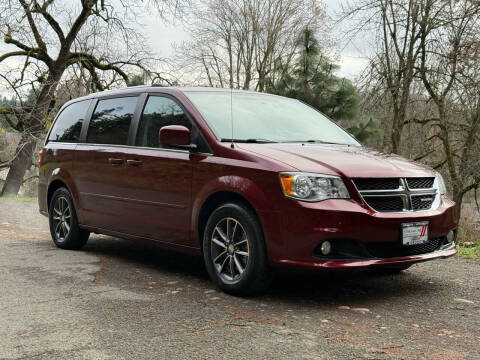 2017 Dodge Grand Caravan SXT FWD photo