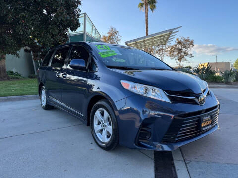 2020 Toyota Sienna LE FWD photo