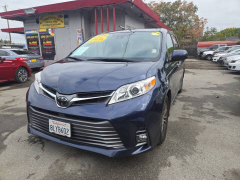 2020 Toyota Sienna XLE FWD photo