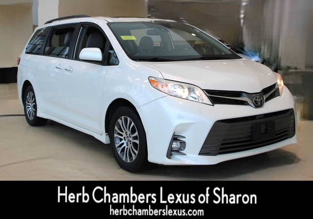 2019 Toyota Sienna XLE FWD photo