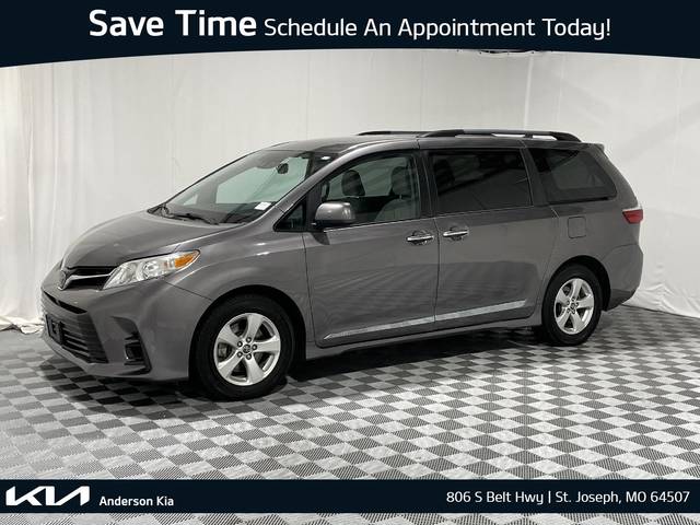 2020 Toyota Sienna LE FWD photo