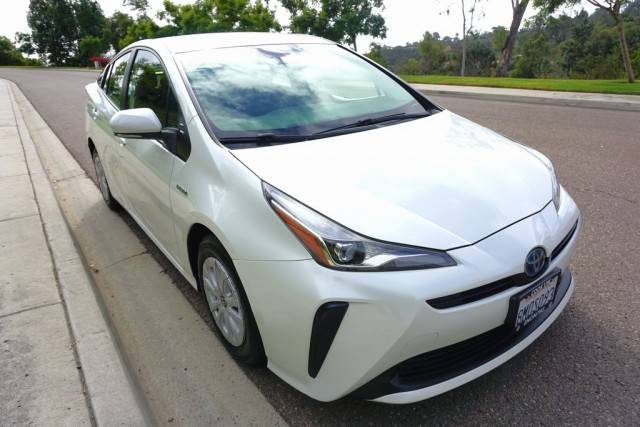 2019 Toyota Prius L Eco FWD photo