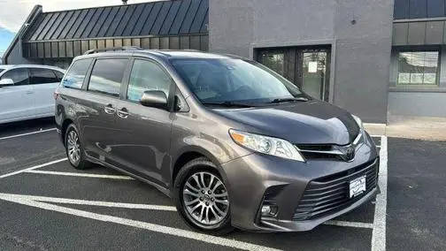 2018 Toyota Sienna XLE FWD photo