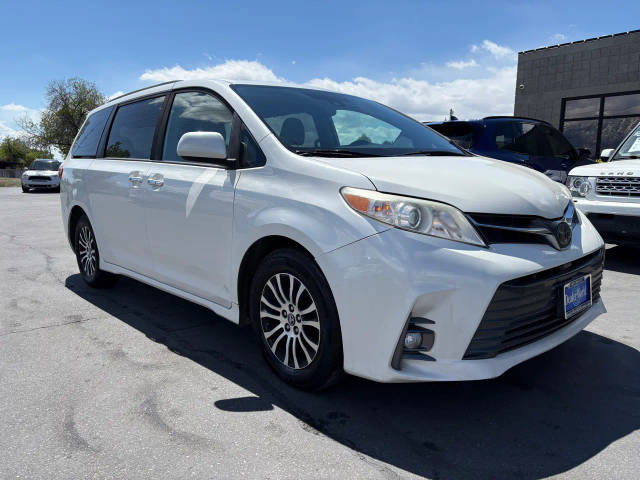 2020 Toyota Sienna XLE FWD photo