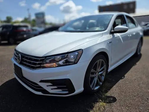 2018 Volkswagen Passat R-Line FWD photo
