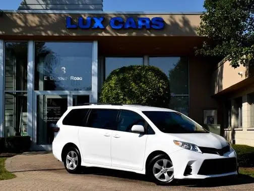 2020 Toyota Sienna LE FWD photo