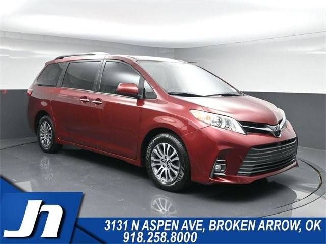 2020 Toyota Sienna XLE FWD photo