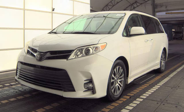 2020 Toyota Sienna XLE FWD photo