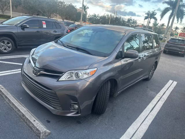 2020 Toyota Sienna XLE FWD photo