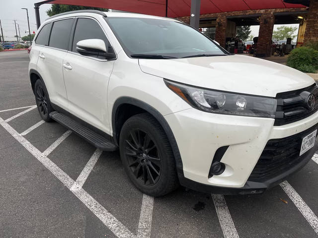 2019 Toyota Highlander SE FWD photo