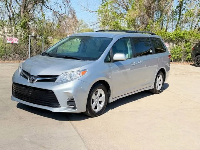 2019 Toyota Sienna LE FWD photo