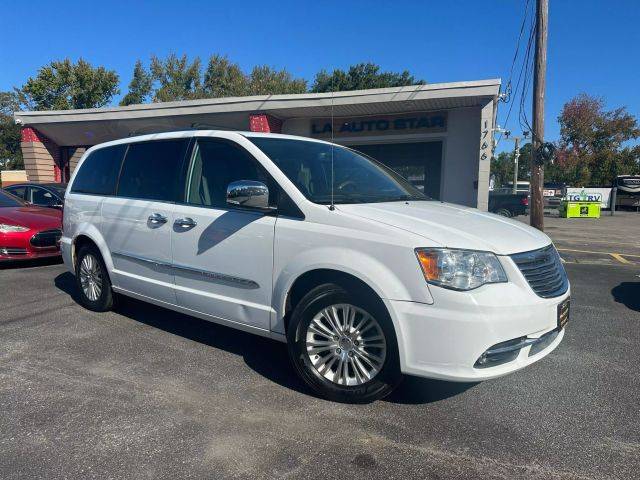 2015 Chrysler Town and Country Limited Platinum FWD photo