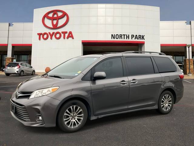 2020 Toyota Sienna XLE FWD photo