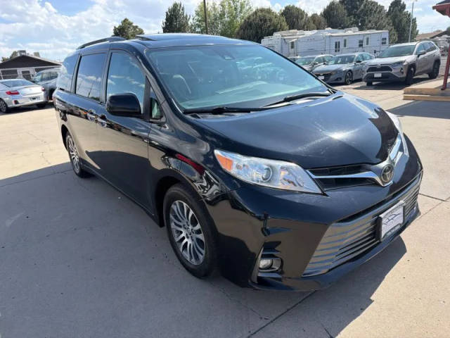 2018 Toyota Sienna XLE FWD photo