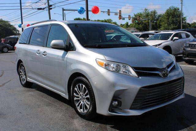 2020 Toyota Sienna XLE FWD photo