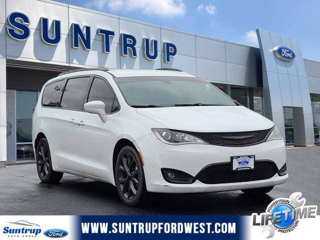 2020 Chrysler Pacifica Minivan Touring L FWD photo