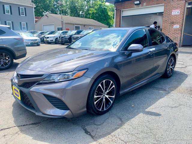 2020 Toyota Camry SE FWD photo