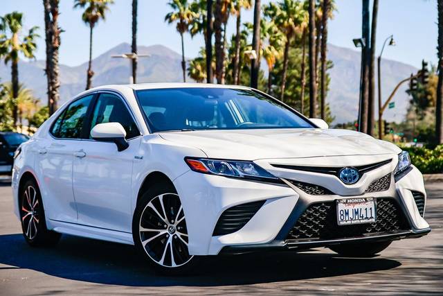 2020 Toyota Camry Hybrid SE FWD photo