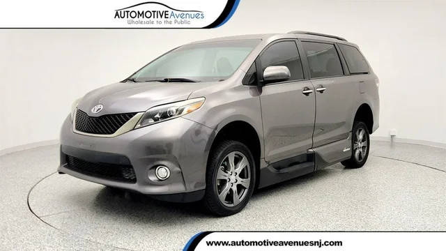 2017 Toyota Sienna SE Premium FWD photo