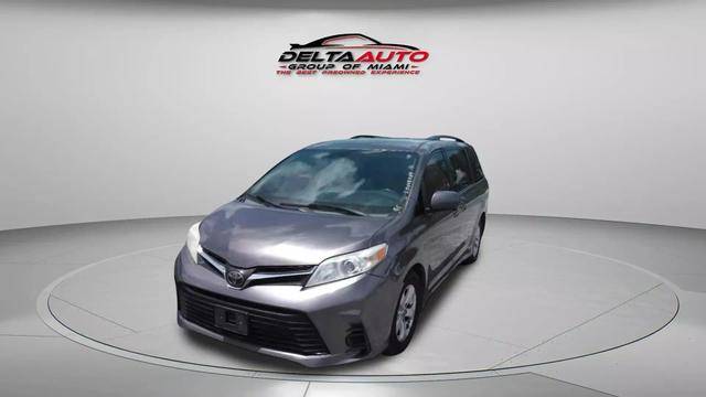 2020 Toyota Sienna LE FWD photo