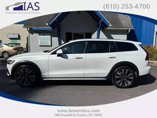 2020 Volvo V60 Cross Country  AWD photo