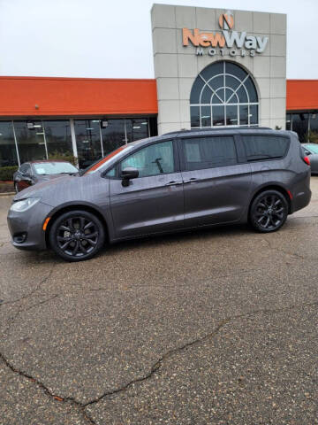 2020 Chrysler Pacifica Minivan Touring L FWD photo