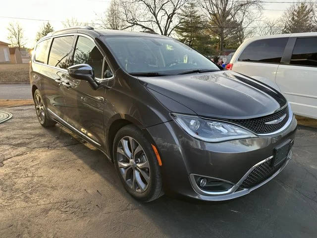 2020 Chrysler Pacifica Minivan Limited FWD photo