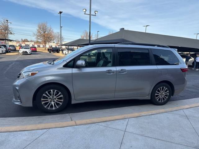 2018 Toyota Sienna XLE FWD photo
