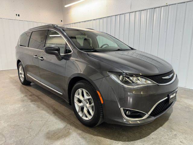 2018 Chrysler Pacifica Minivan Touring L Plus FWD photo