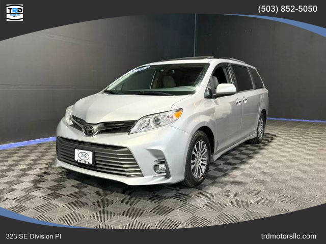 2019 Toyota Sienna XLE FWD photo
